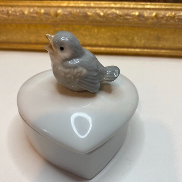 Vintage Otagiri Trinket Box White Porcelain Heart with Blue Bird on Lid 3x3x3 - Picture 4 of 7
